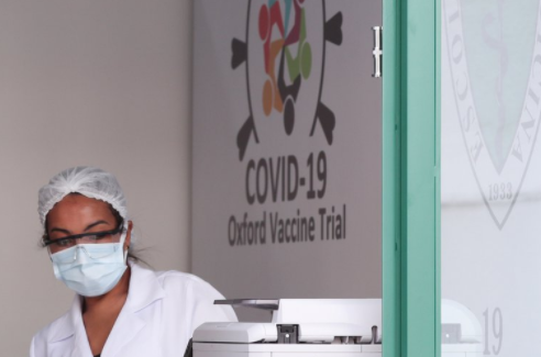 Pausan pruebas vacuna contra el Covid-19 de la Universidad Oxford por posibles efectos adversos