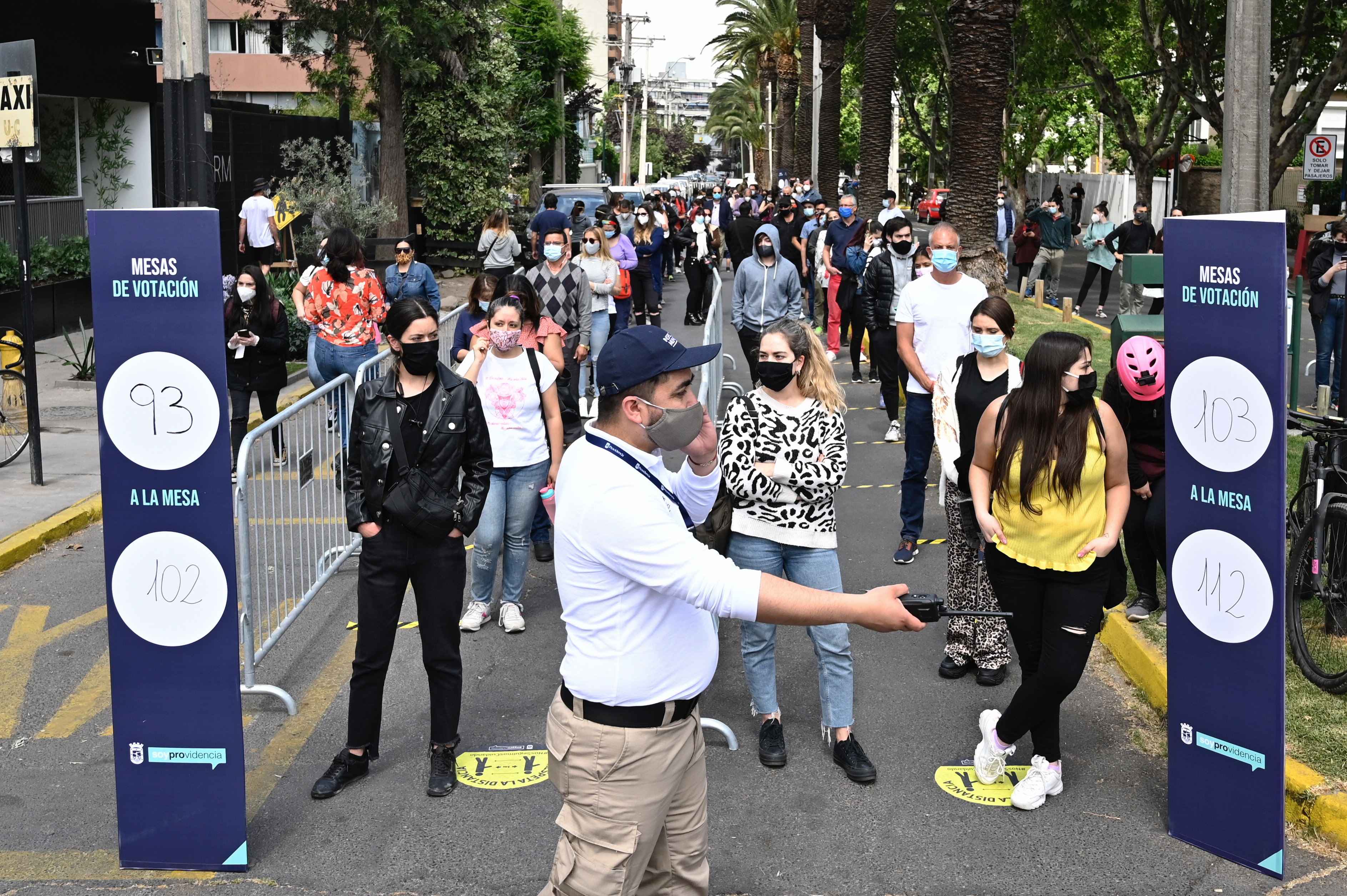 Multitud de chilenos salen a votar en referéndum constitucional a pesar de la pandemia