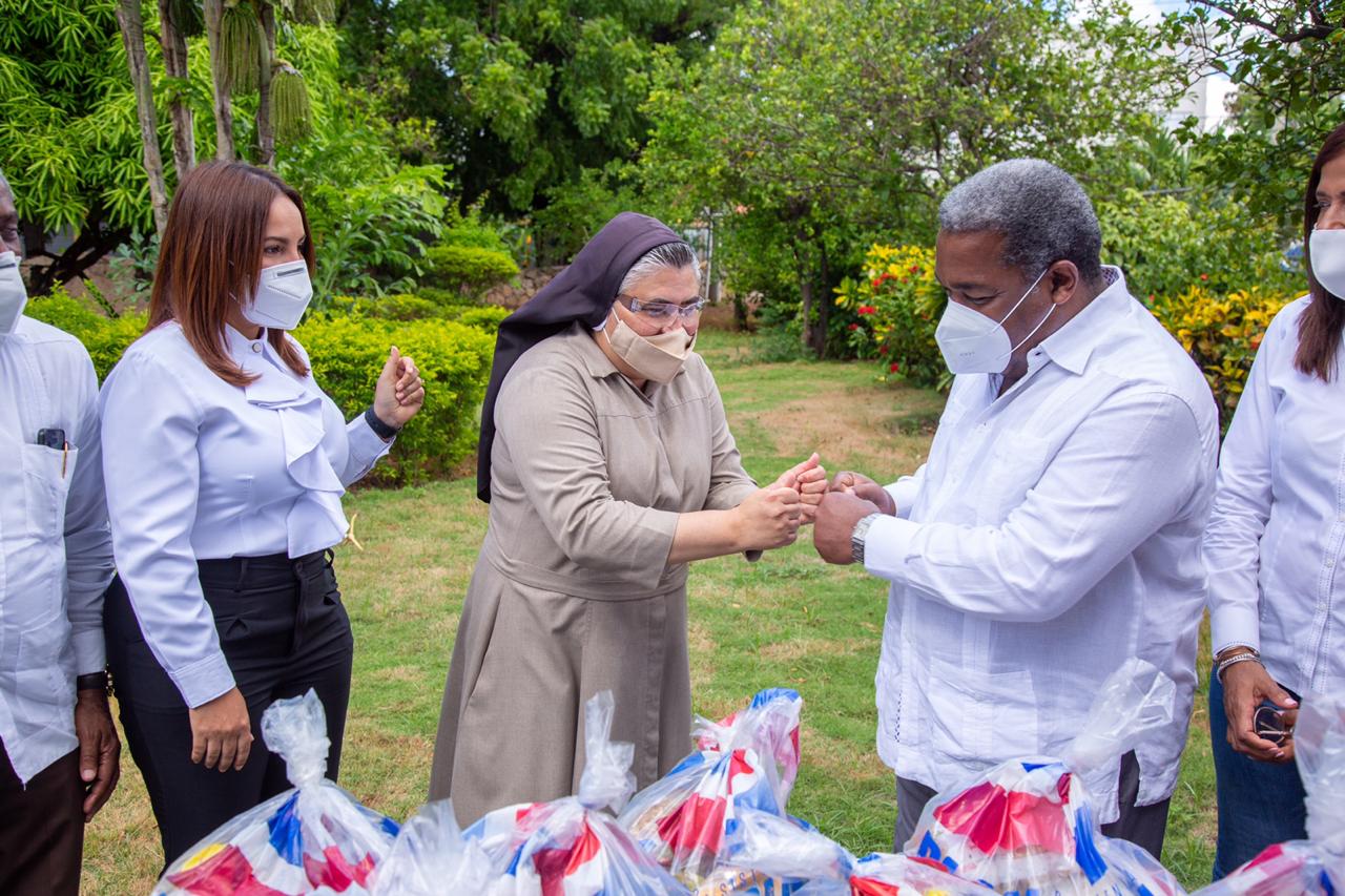 Gabinete de Política Social reconoce al director del hospital Buen Samaritano y entrega ayudas en La Romama