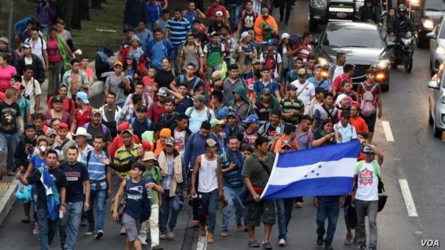 Muere migrante hondureño al caer de vehículo en caravana en Guatemala