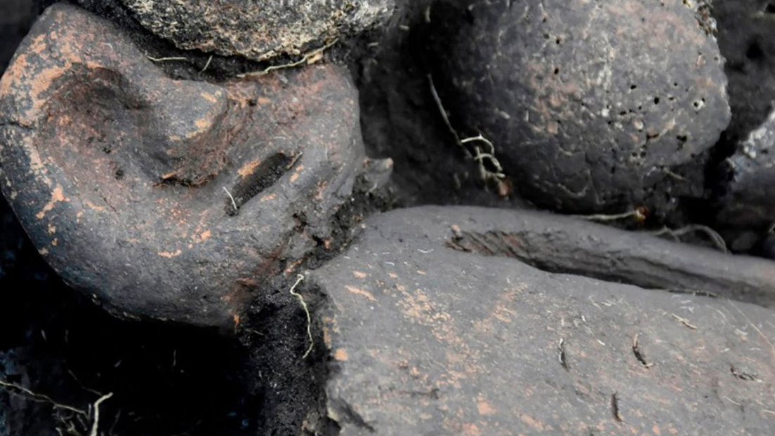Hallan en Siberia una estatuilla tatuada y decapitada en una fosa común de hace 5.000 años