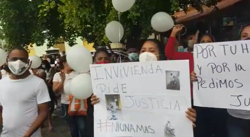 Video | Mujeres protestan en Invivienda para que capturen presunto violador