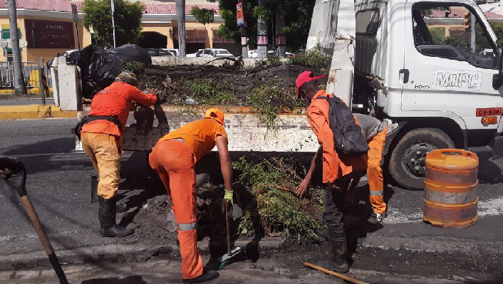 Obras Públicas realiza labores de limpieza en edificaciones deterioradas