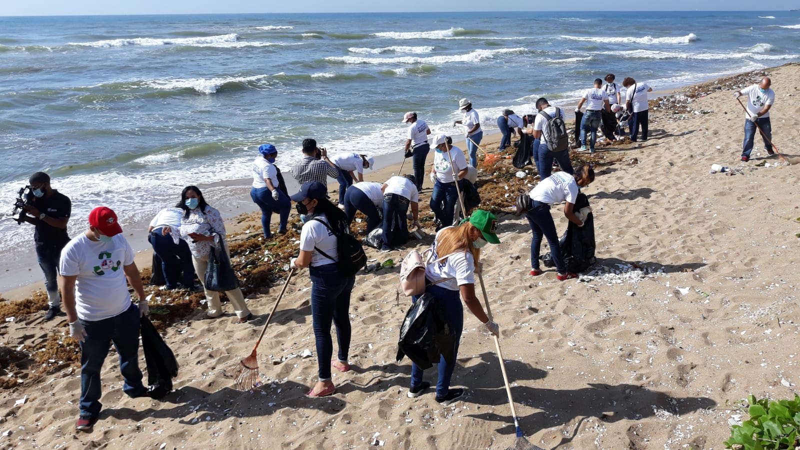 “Mejor Sin Plástico”: Realizan jornada de limpieza en playa Güibia