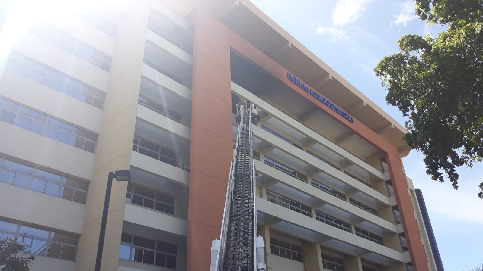 Video | Incendió en torre administrativa UASD está controlado