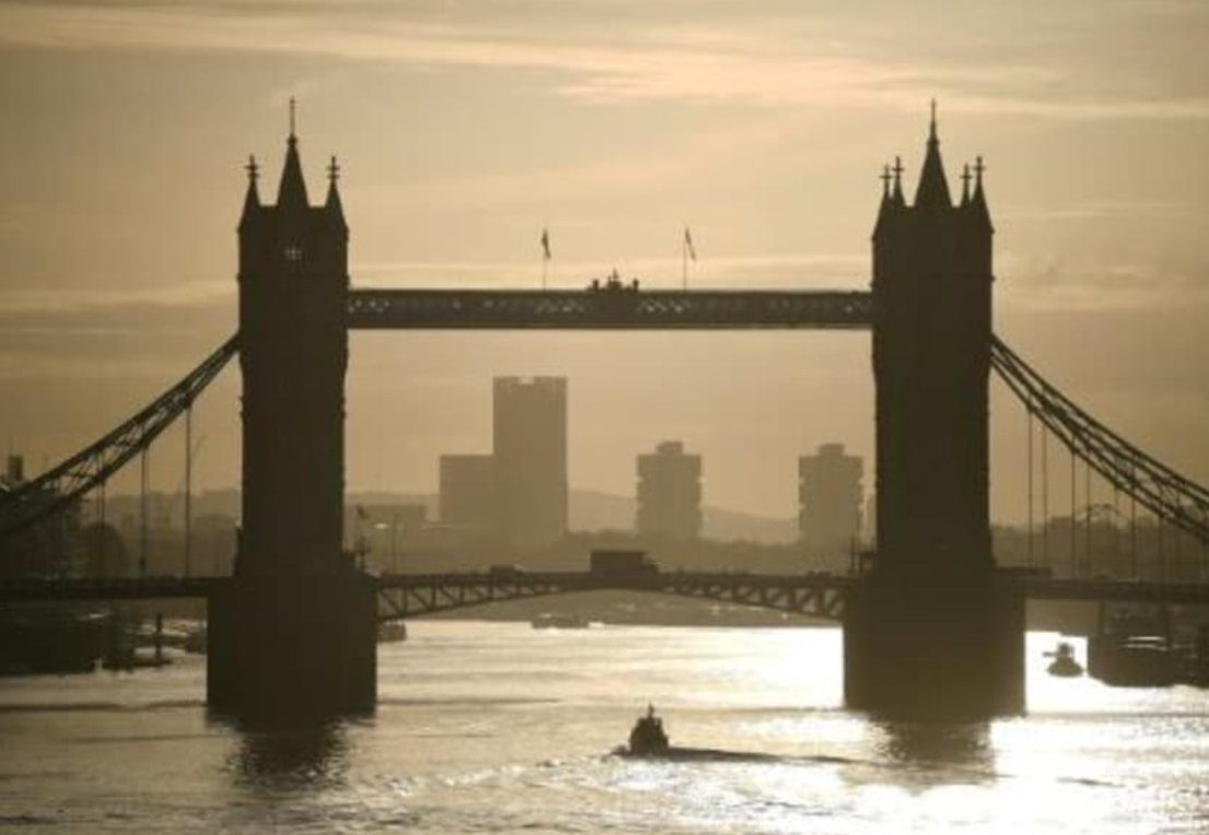 Prohíben en Londres reuniones privadas en espacios cerrados para frenar la pandemia