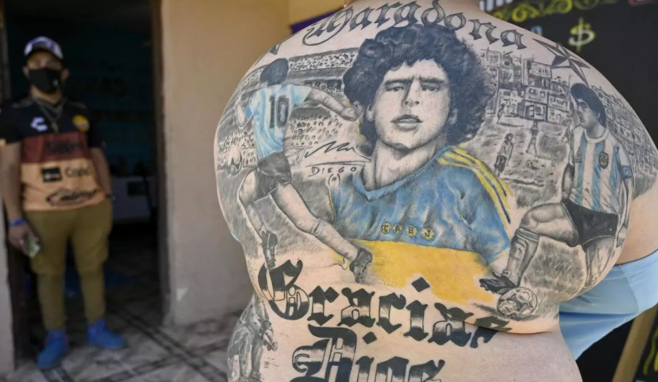 Llevar a Maradona en la piel, homenaje al ídolo en su 60 cumpleaños