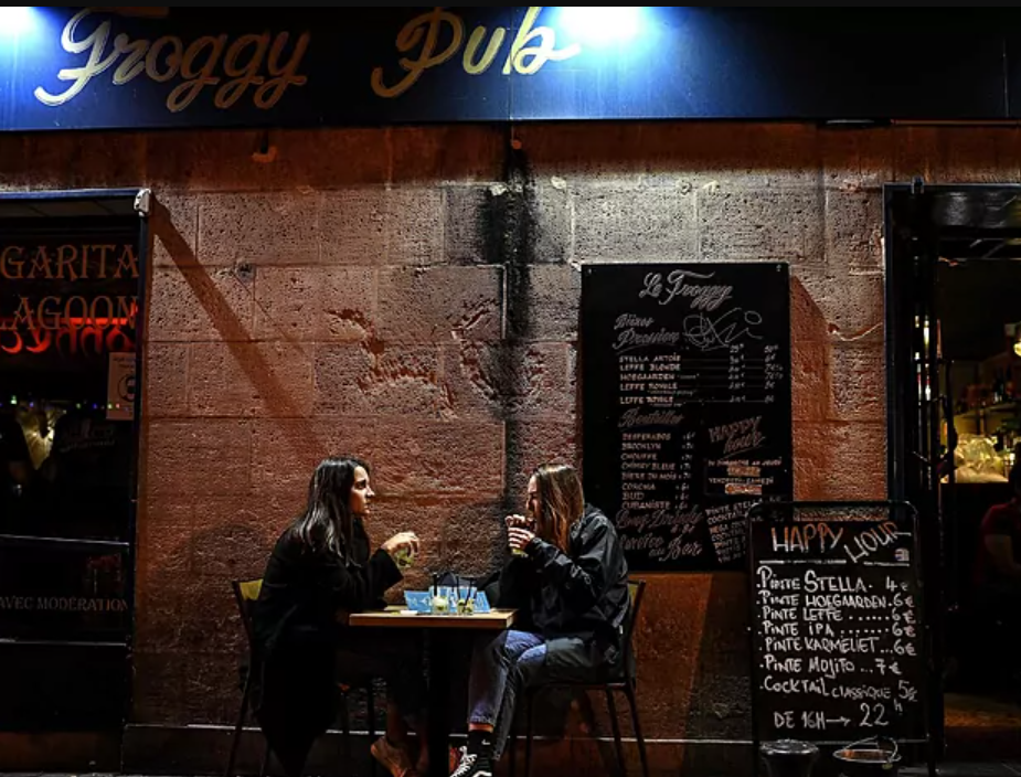 París, en alerta máxima por Covid, cerrará bares y cafeterías