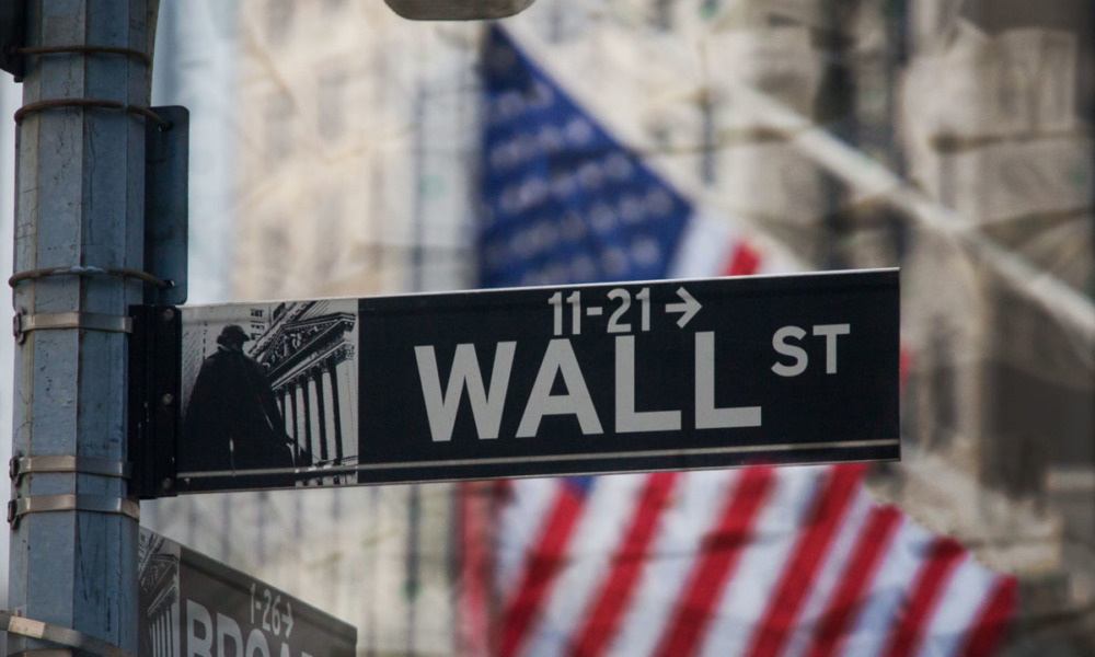 Wall Street abre estable mientras continúan negociaciones sobre plan de estímulo