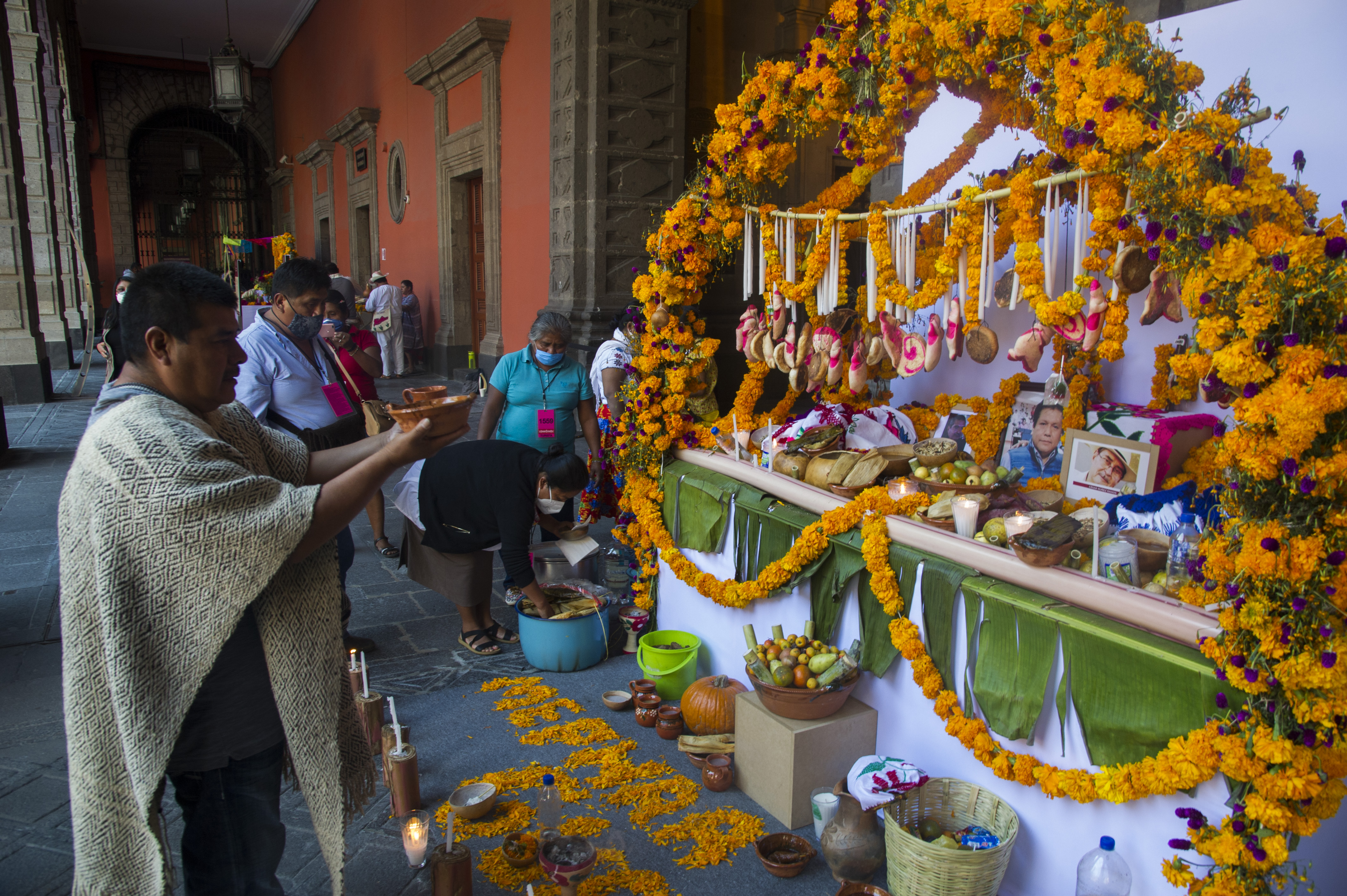 México celebra el Día de Muertos con restricciones y enlutado por el covid-19