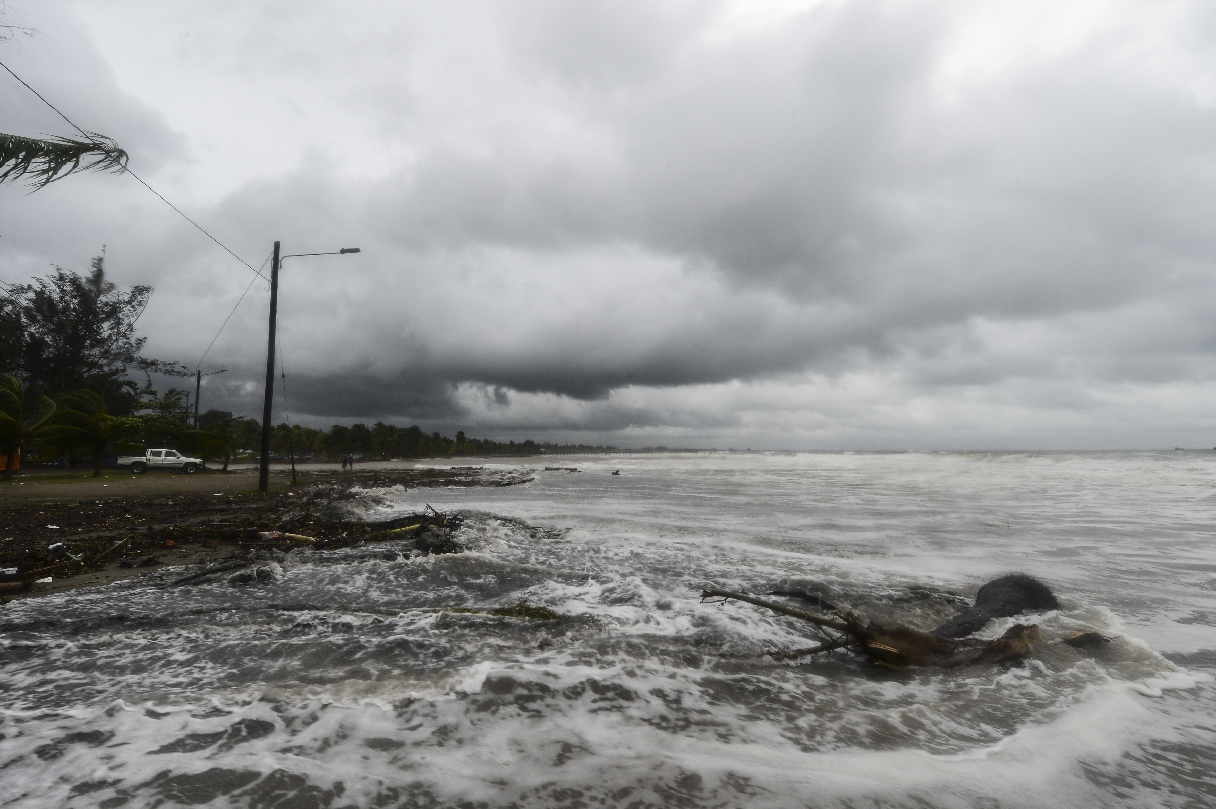 Huracán Eta deja tres muertos en su violento paso por Nicaragua y Honduras