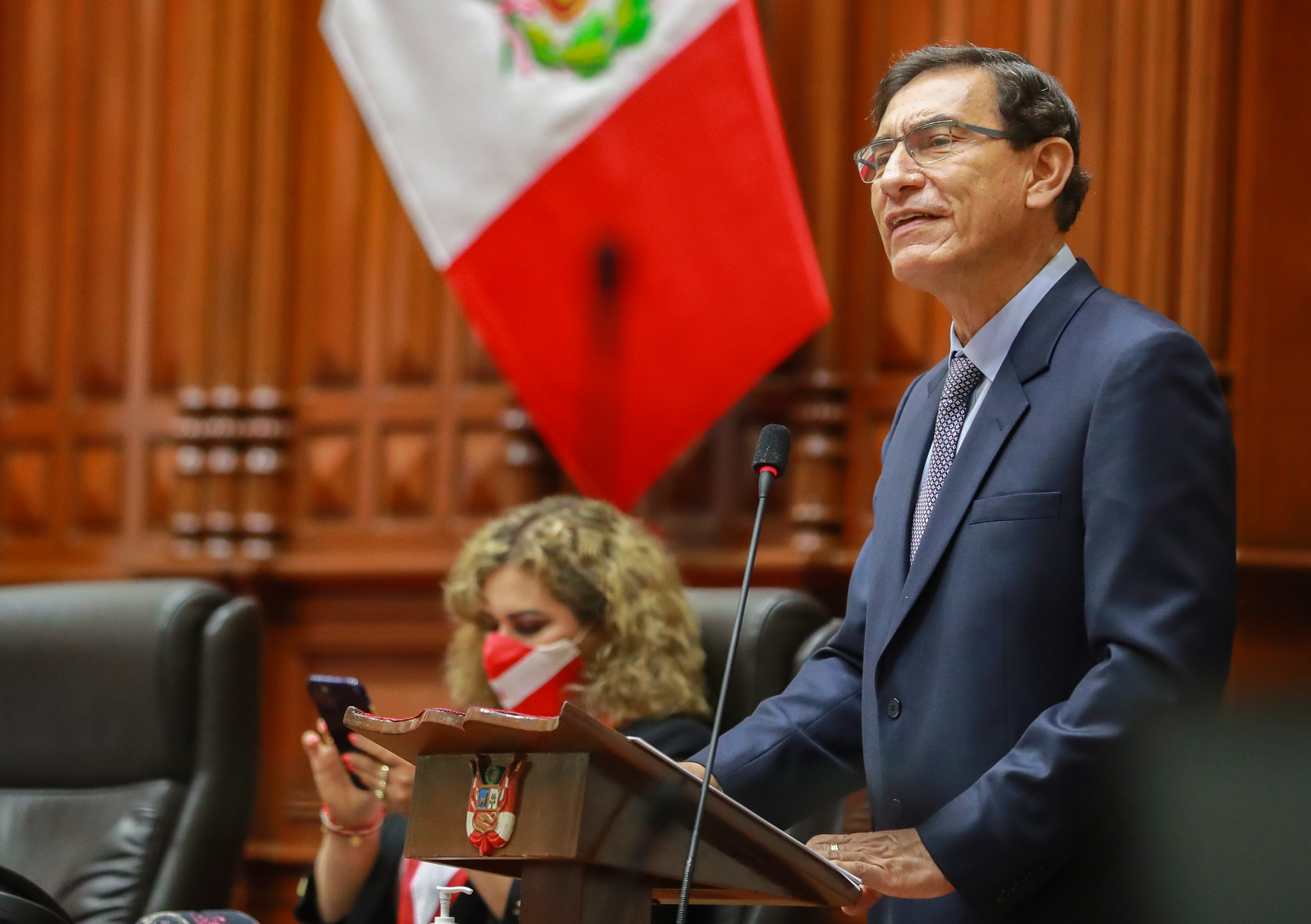 El Congreso de Perú destituye al presidente Vizcarra