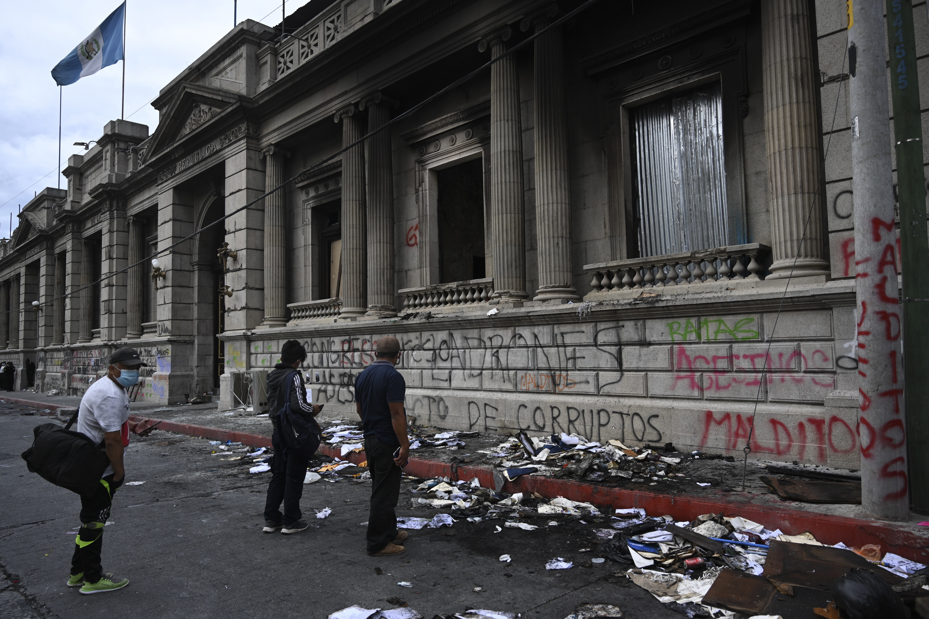 Manifestantes incendian sede del Congreso de Guatemala