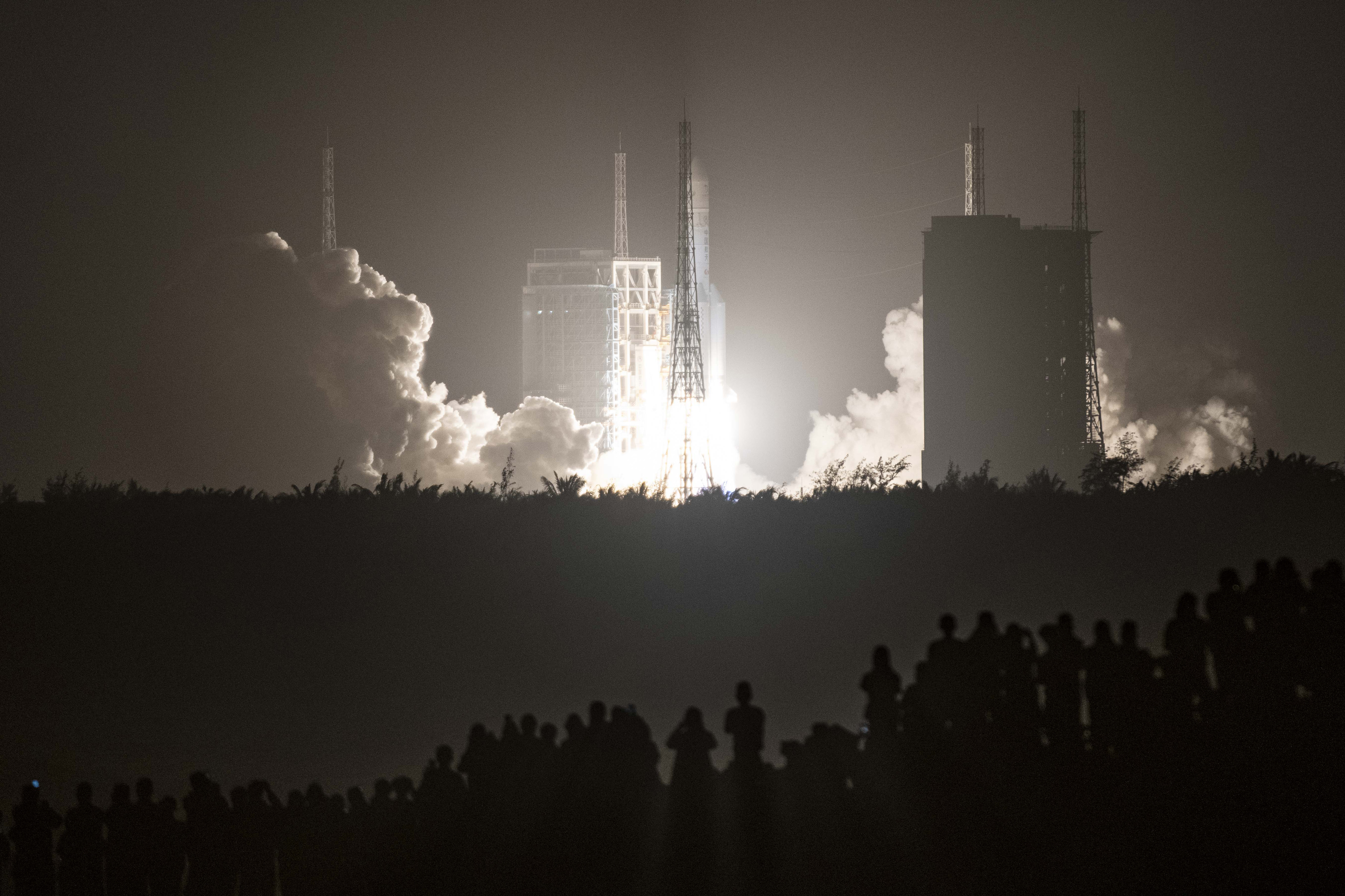 China lanza una sonda para traer muestras de la Luna