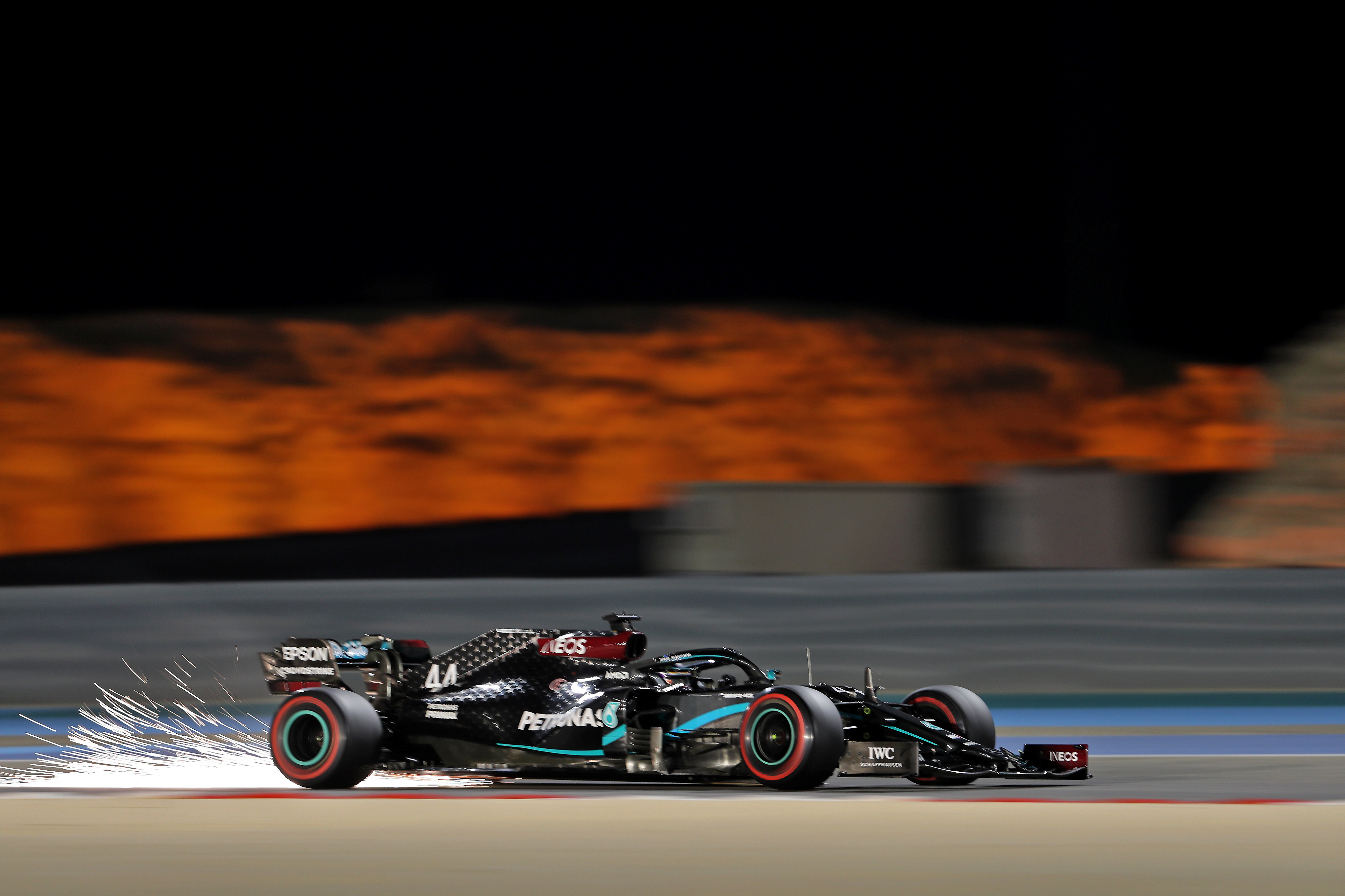Hamilton no levanta el pie del acelerador en los libres del GP de Baréin