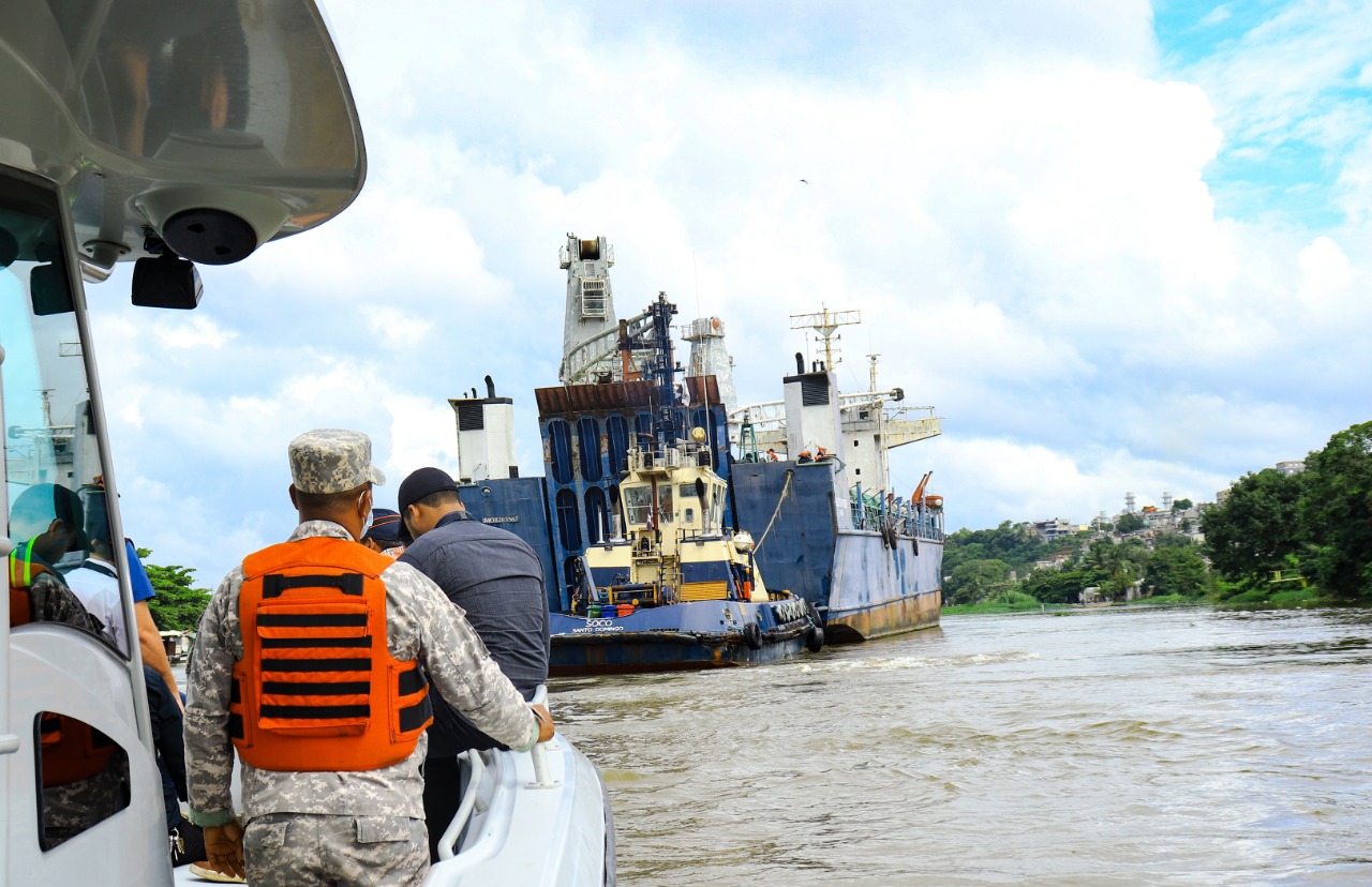 Trasladan barco Bel Divina Pastora atracado por siete años en el Puerto de Boca Chica