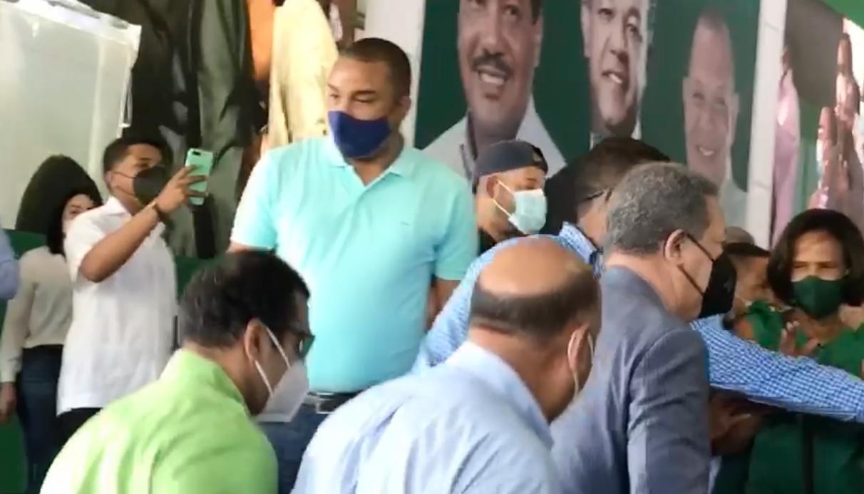 Video | Llegada de Leonel Fernández y Carlos Guzmán al lugar de juramentación masiva del partido