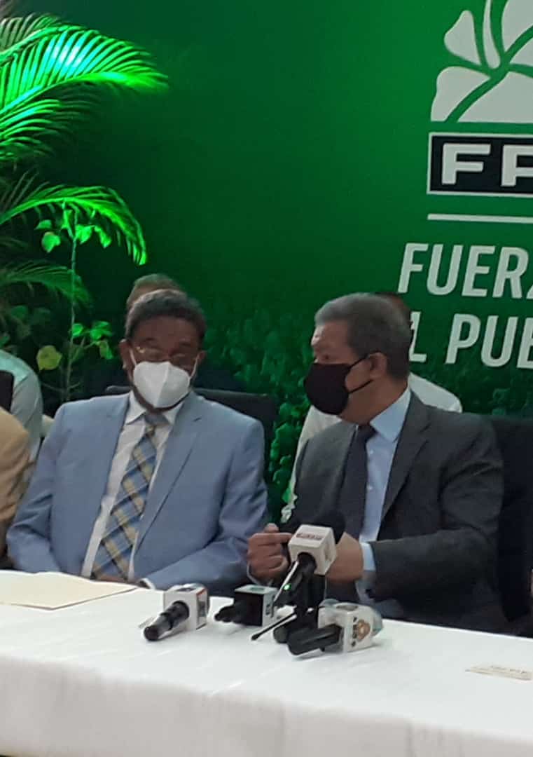 Senador Franklin Peña es juramentado en la Fuerza del Pueblo a su salida del PLD