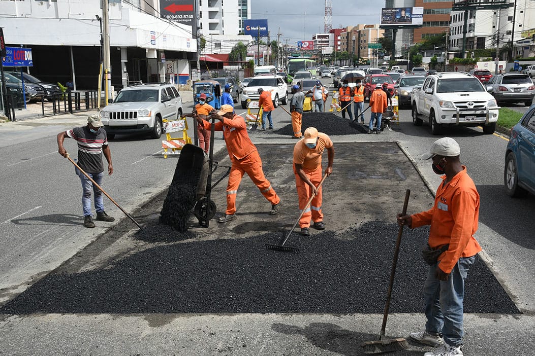 Obras Públicas hace reparaciones en la avenida 27 de Febrero