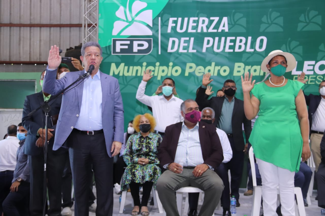 Leonel juramenta en la FP a la alcaldesa de La Guáyiga