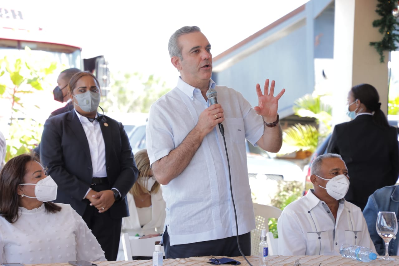 Luis Abinader anuncia la construcción de un ingenio de alcohol en el municipio de Guerra