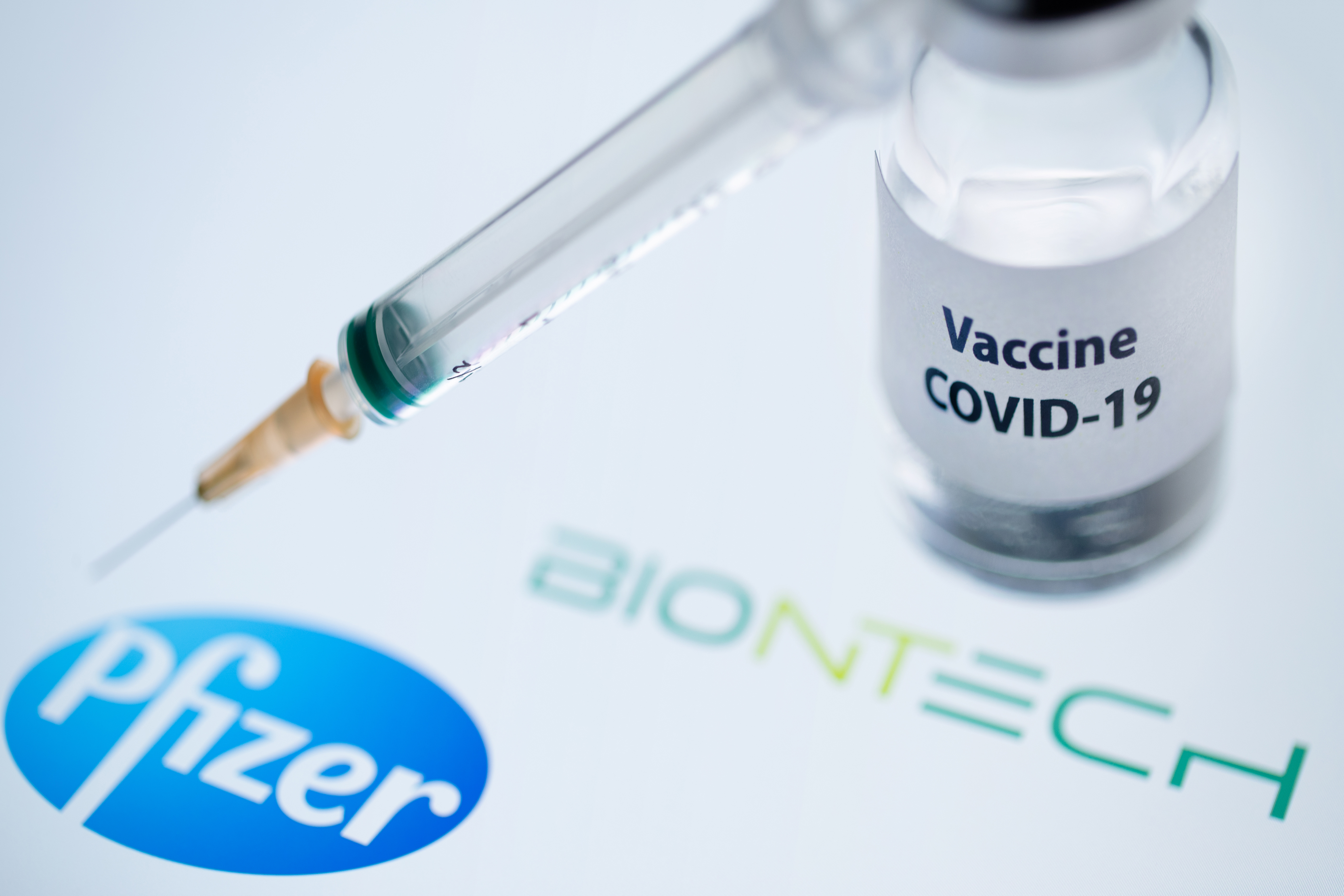 El Reino Unido defiende su rapidez en autorizar la vacuna de Pfizer/BioNTech
