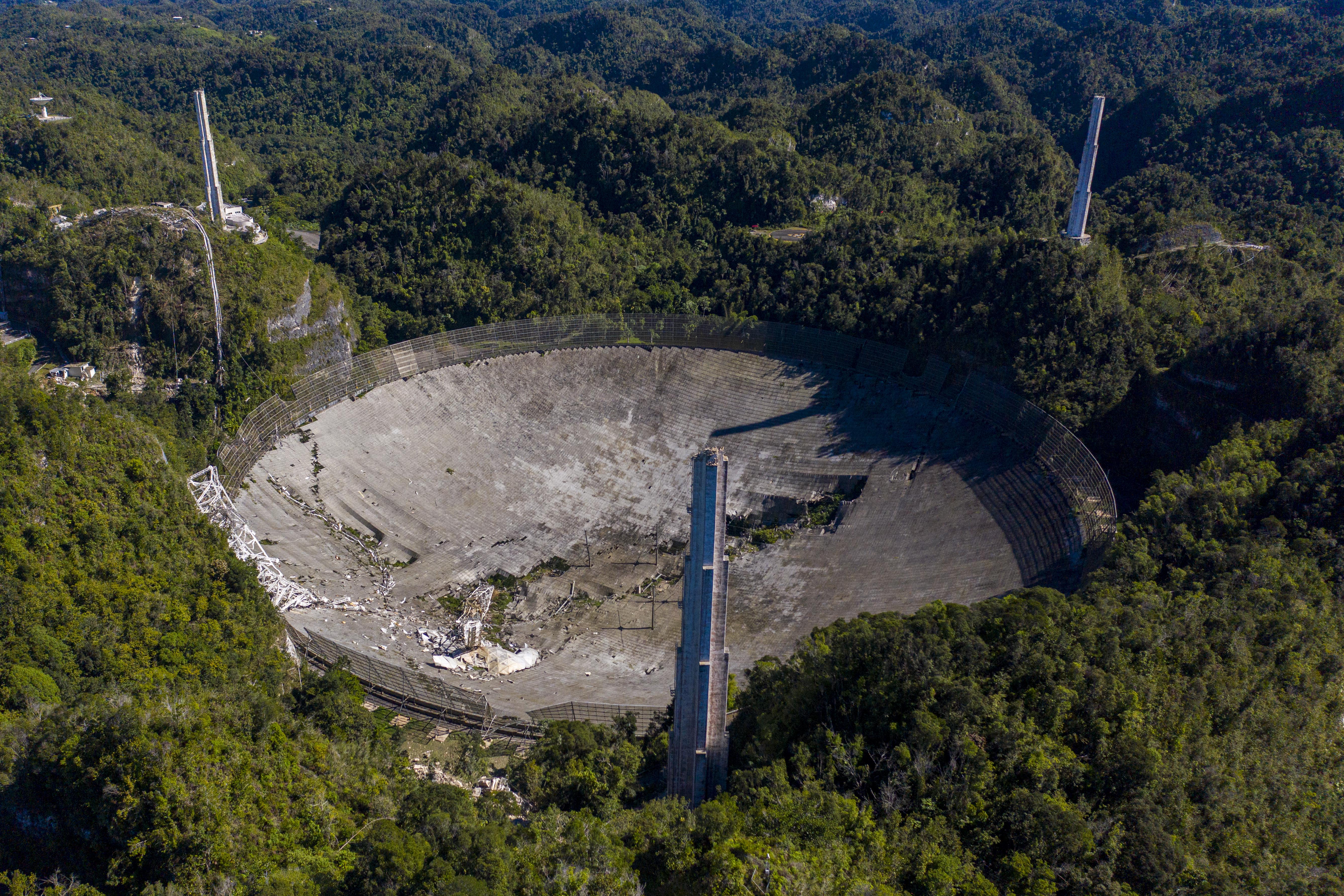 Colapsa el histórico telescopio de Arecibo en Puerto Rico