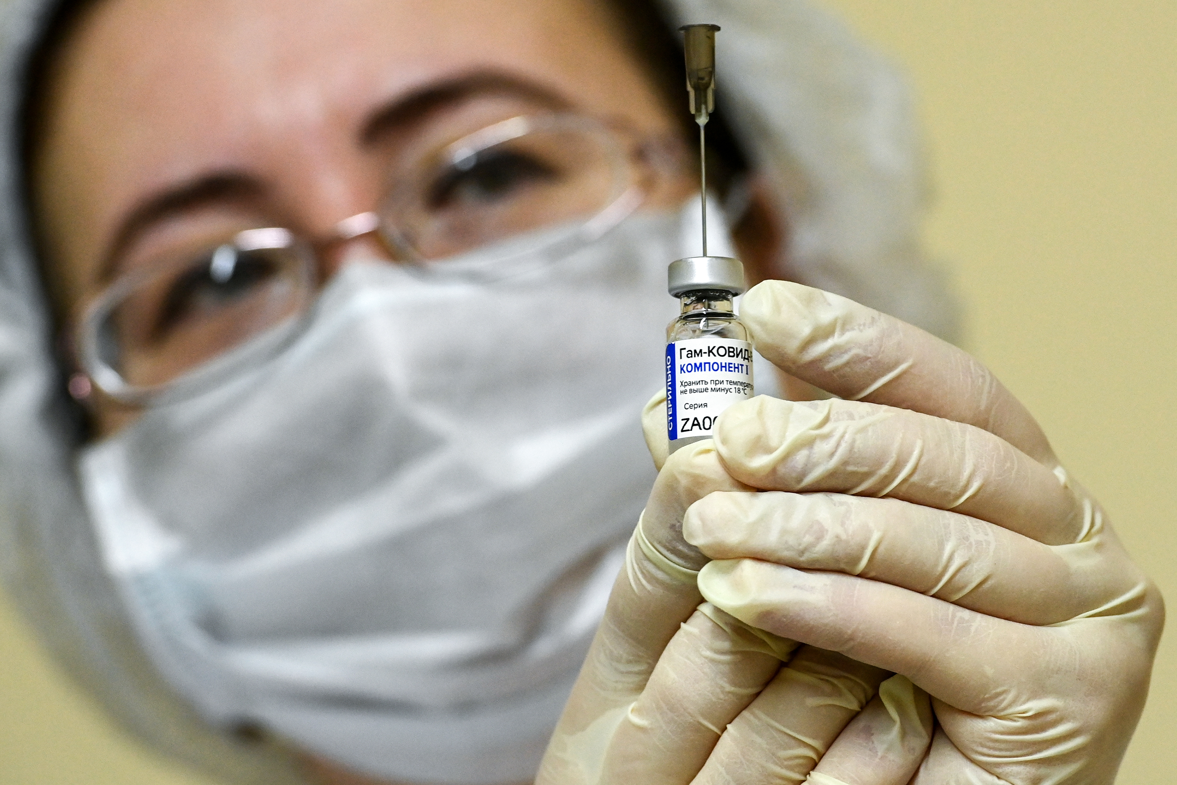 La OMS advierte que la pandemia no acabará con el lanzamiento de la vacuna
