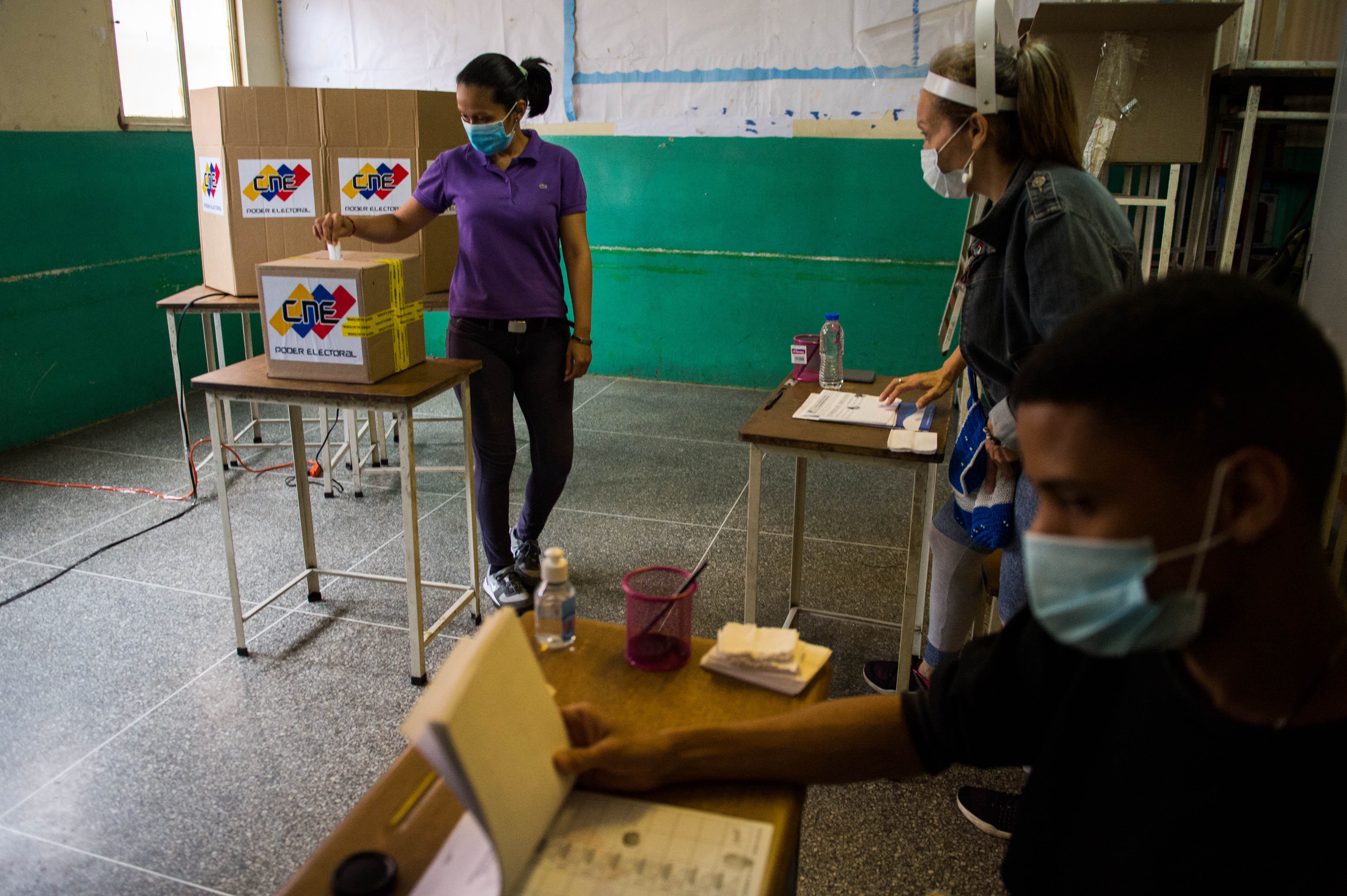 Inician cuestionadas elecciones parlamentarias de Venezuela