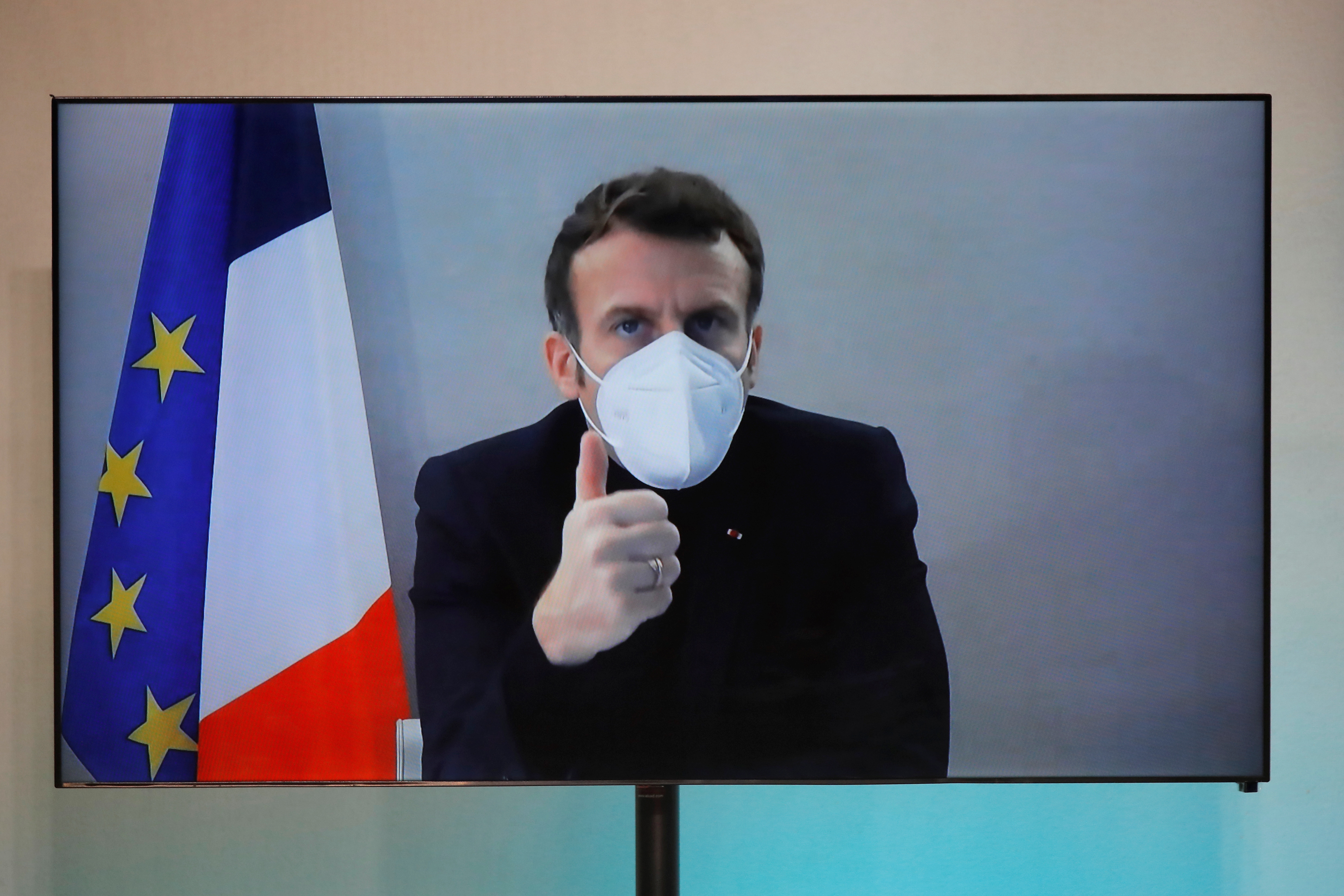 Macron se encuentra "estable" y sigue trabajando en aislamiento