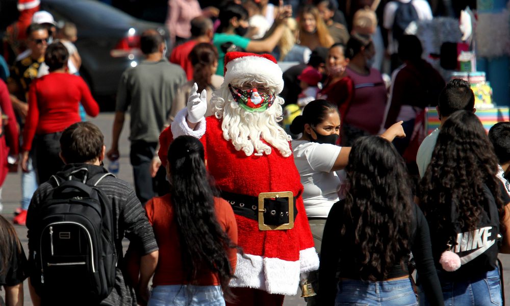 En taxi, un Papá Noel mexicano esquiva los apuros económicos de la pandemia