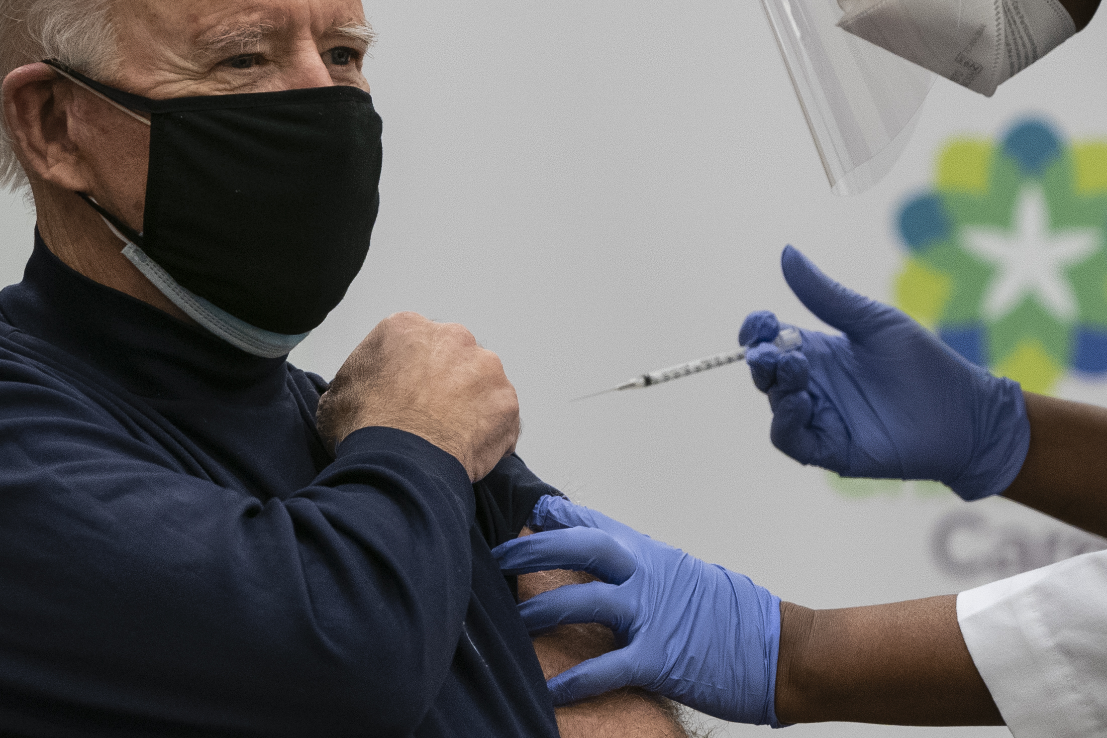 Joe Biden recibe vacuna contra covid-19 ante la televisión de EEUU