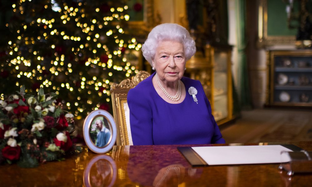 "No están solos", afirma la reina Isabel II a los británicos