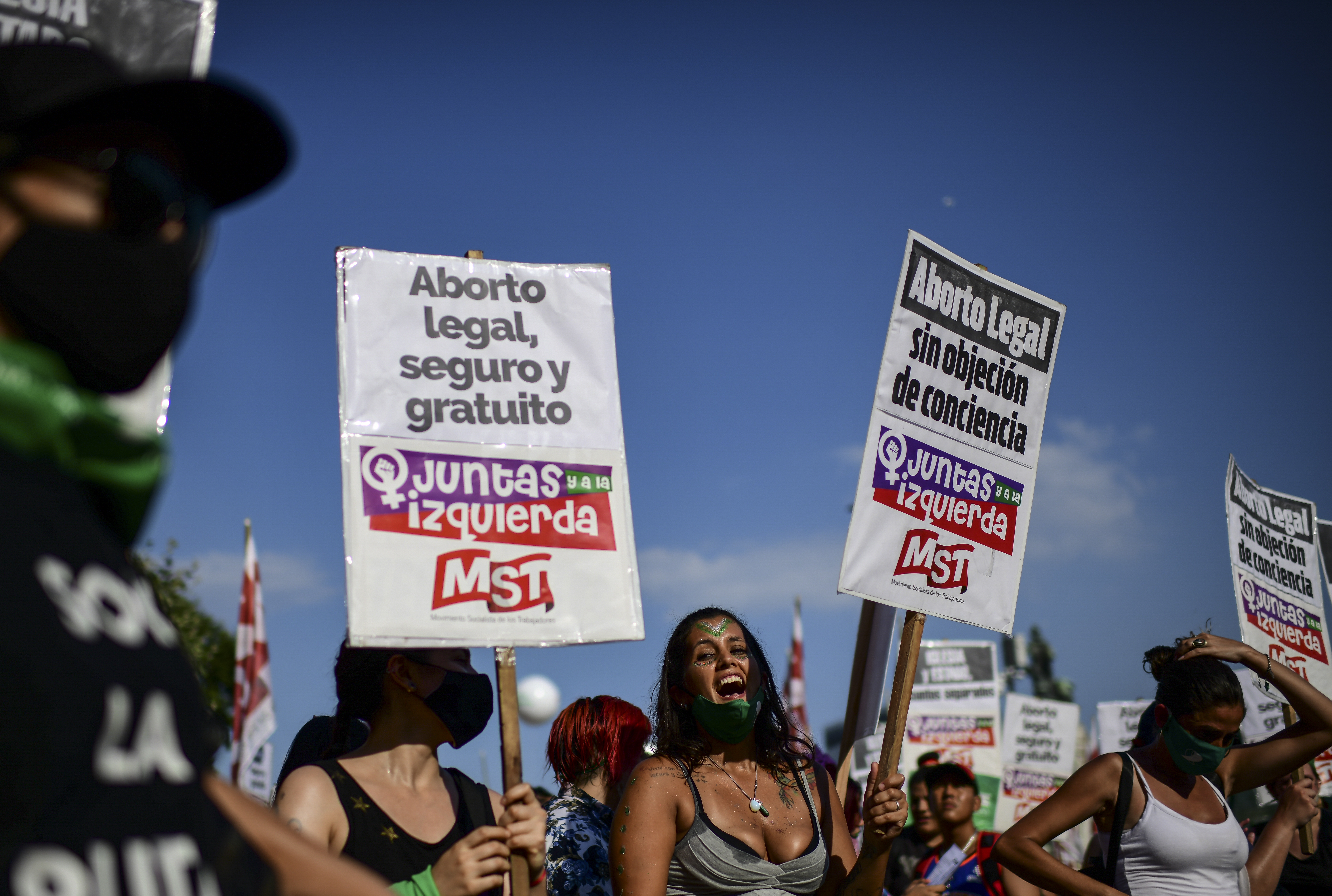 Argentina legaliza el aborto en histórica votación en el Senado