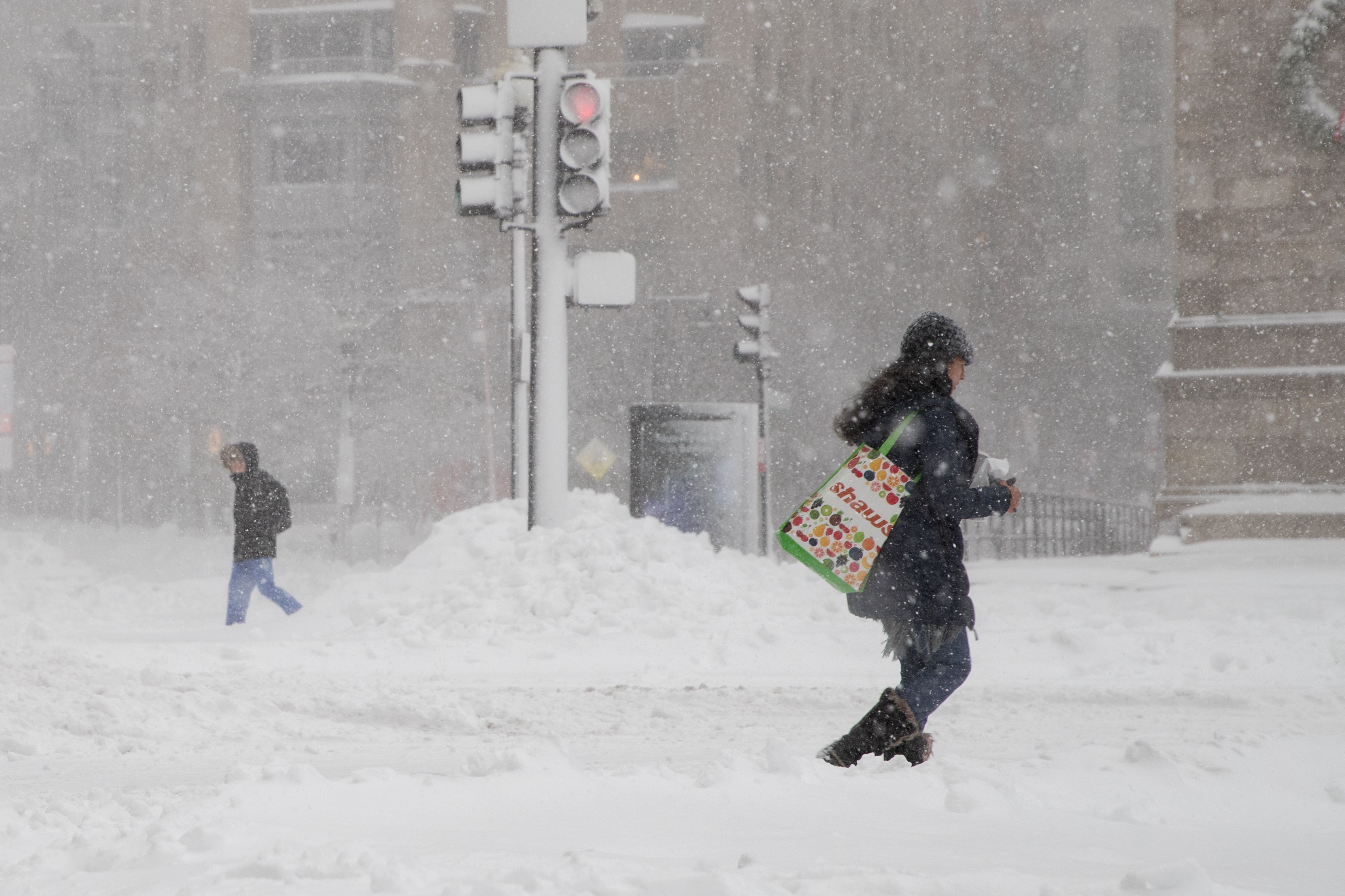 Cae tormenta de nieve en noreste de EE.UU. durante vacunación masiva por covid-19