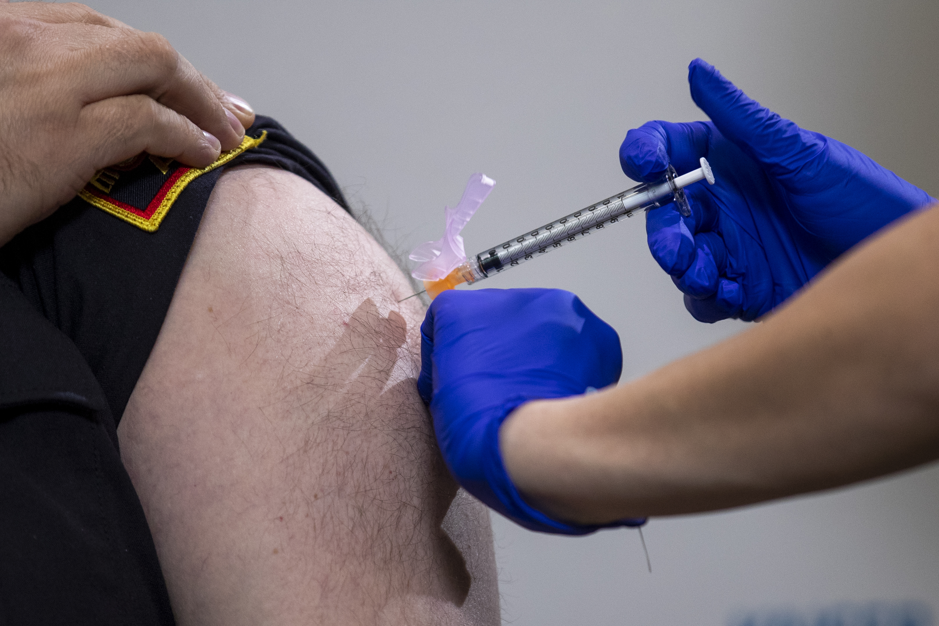EE.UU. revisará la posología de vacuna contra covid-19 tras reacciones alérgicas