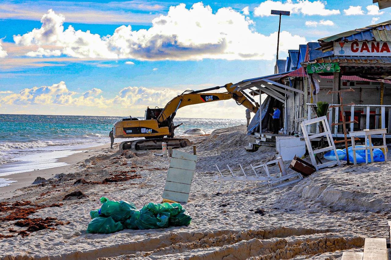 Medio Ambiente inicia retiro de casetas ilegales en Playa Arena Gorda