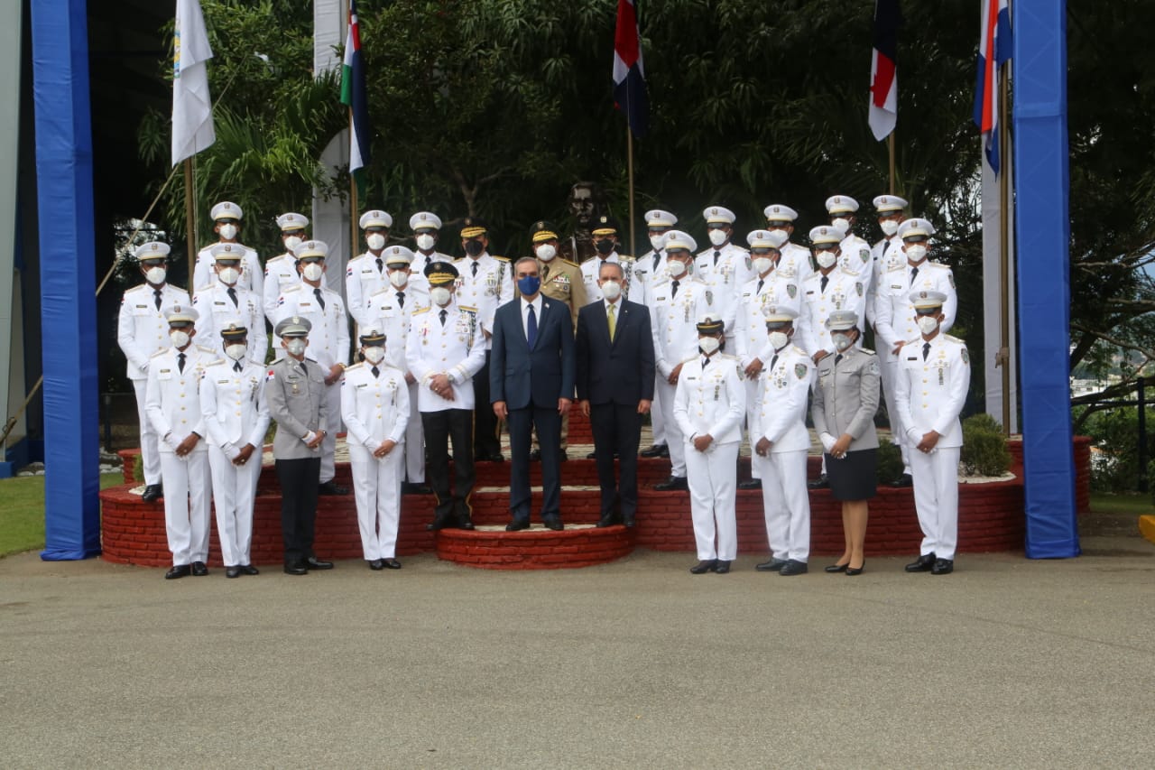 Presidente encabeza graduación de 30 cadetes de la Policía Nacional