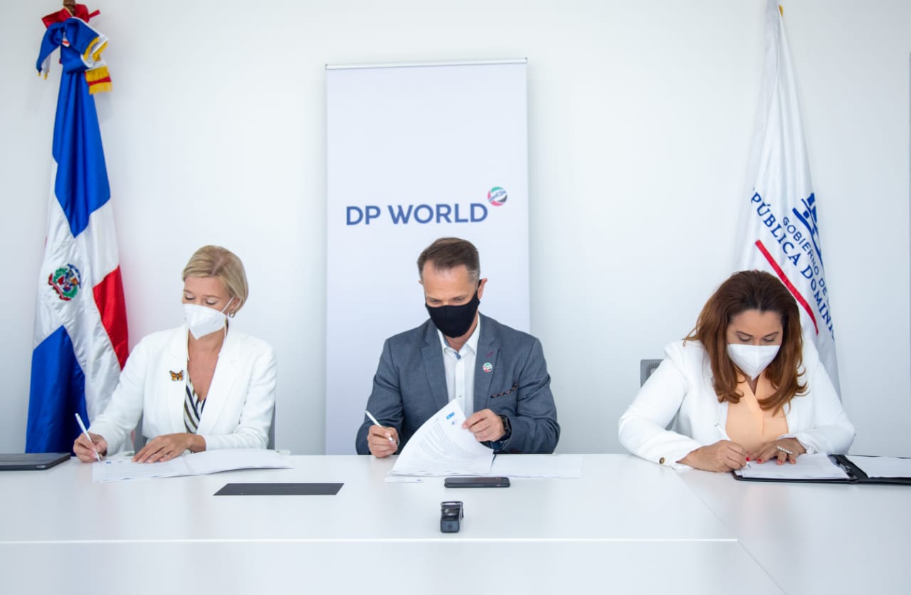 DP World Caucedo firma carta de compromiso para obtener el Sello Igualando RD