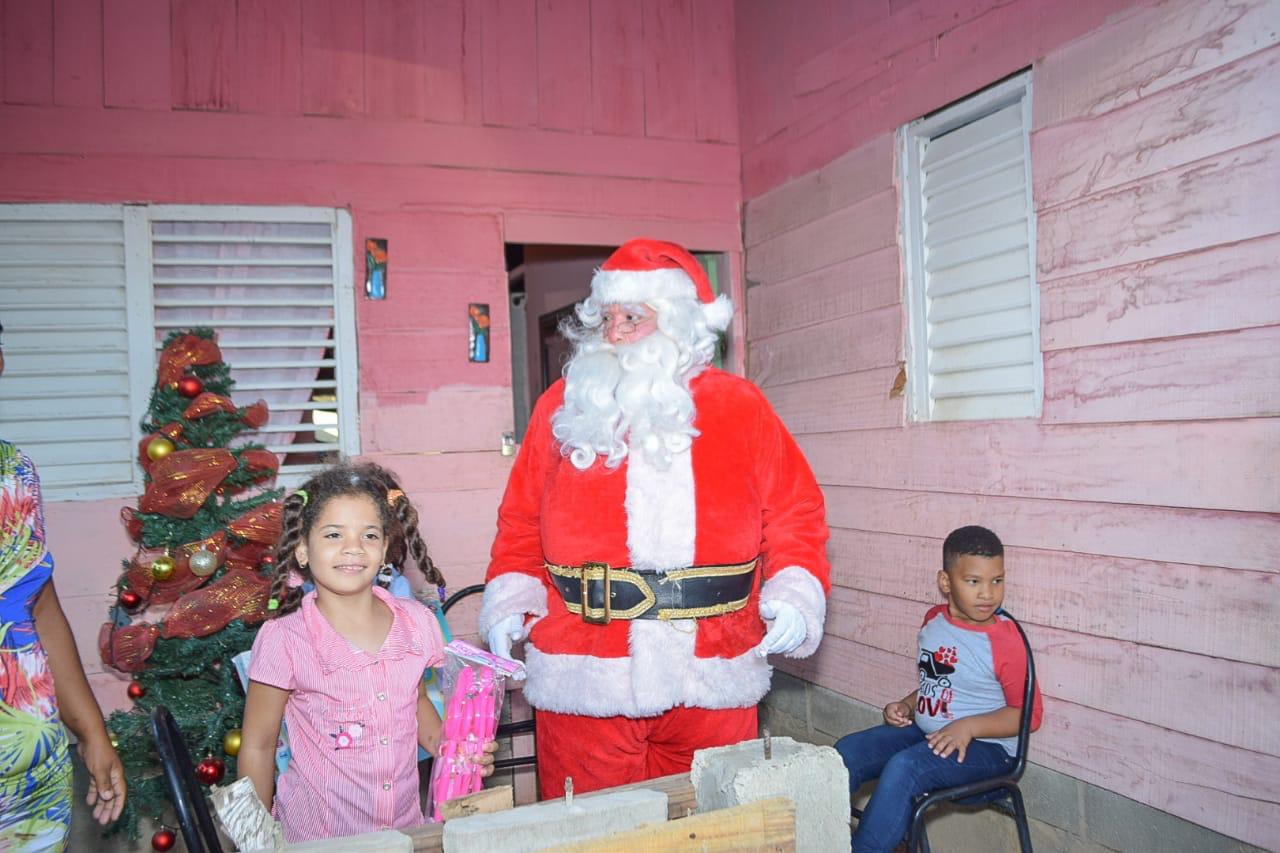 VIDEO | Santa visita a niños de Pepillo Salcedo en Manzanillo