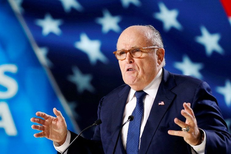 Trump anuncia que su abogado Rudy Giuliani dio positivo por covid-19