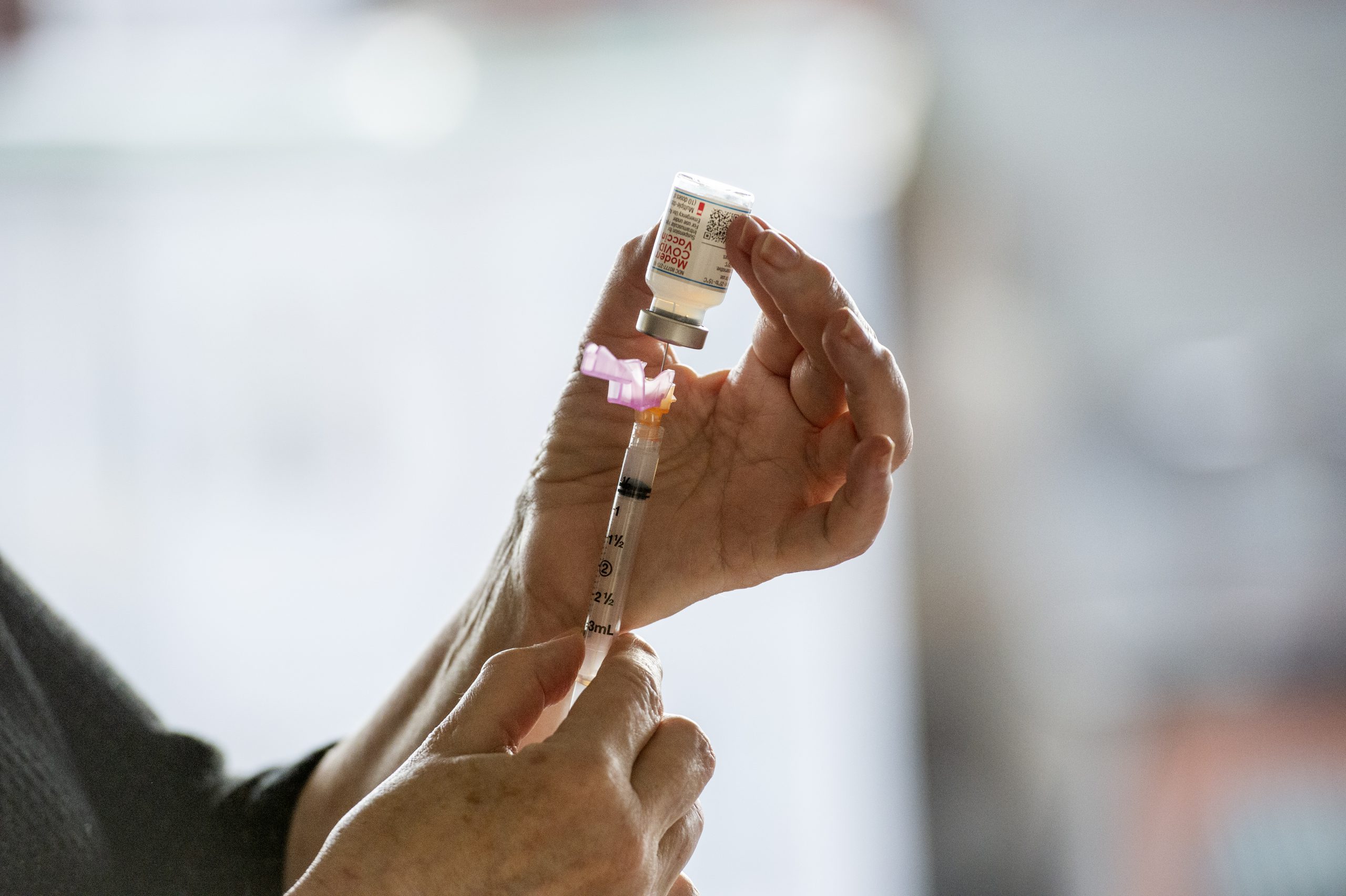 UE estudia aprobar vacuna de Moderna y EE.UU. registra récord de muertes diarias por covid-19