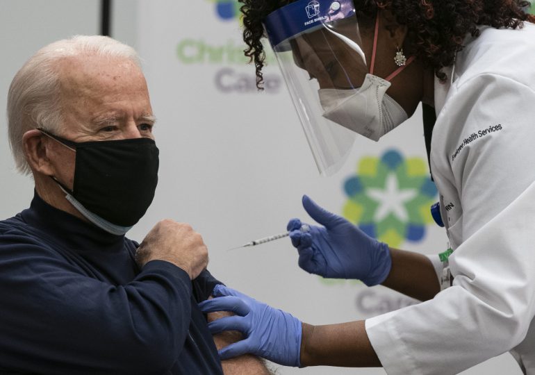 Biden recibirá hoy la segunda dosis de vacuna contra el covid-19