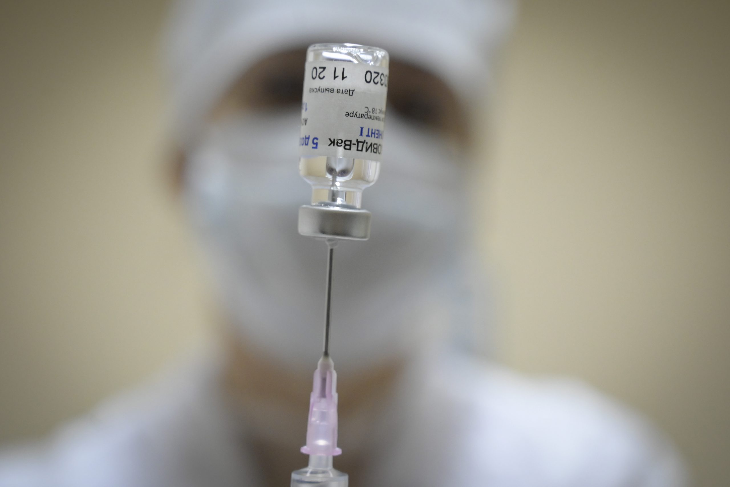 Nueva vacuna en EEUU, se multiplican toques de queda y restricciones de viajes