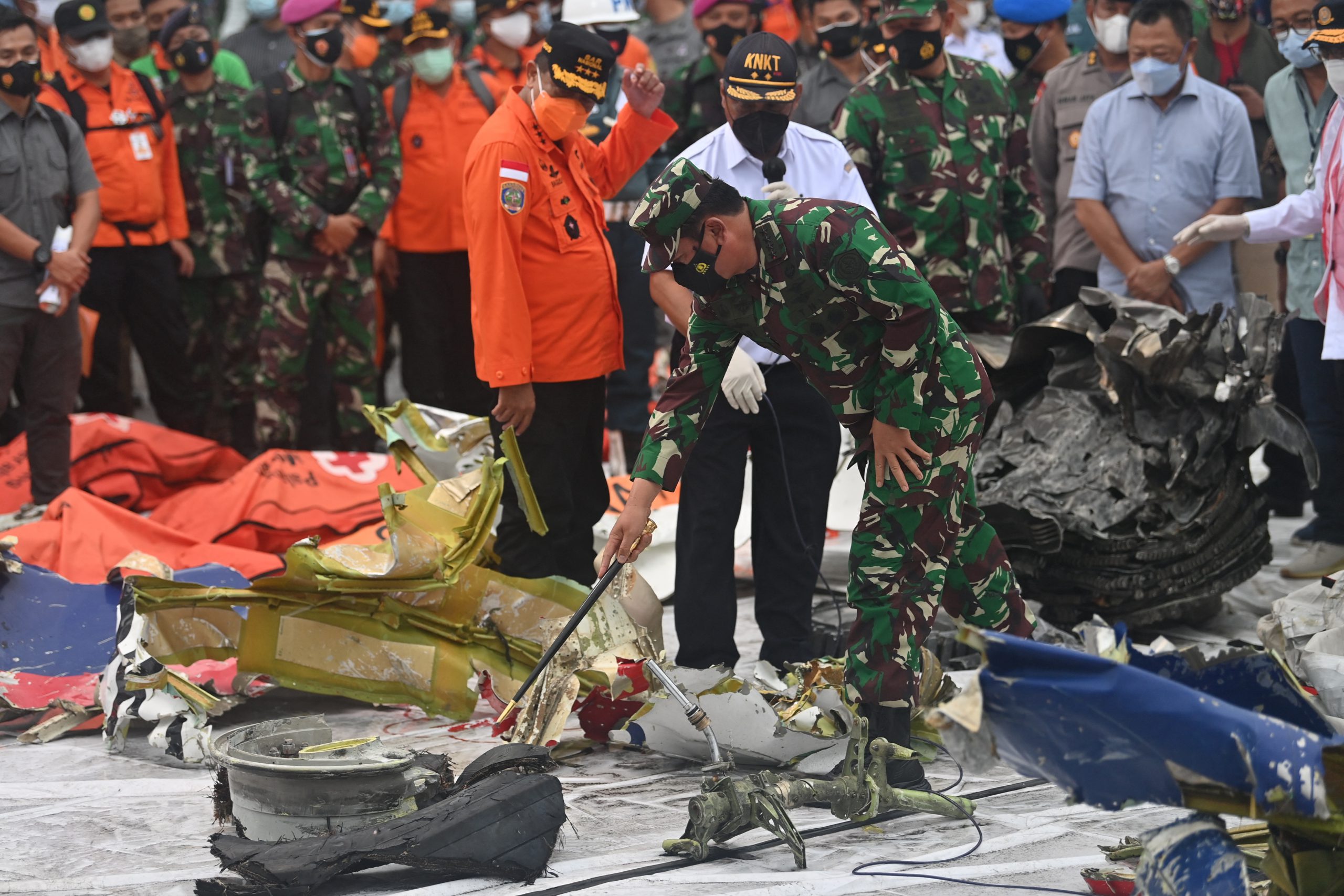 VIDEO | Recuperan una caja negra del Boeing accidentado en Indonesia