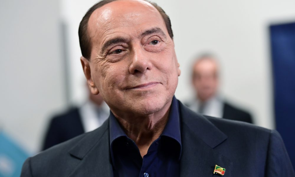 Berlusconi sale del hospital tras caída en su residencia