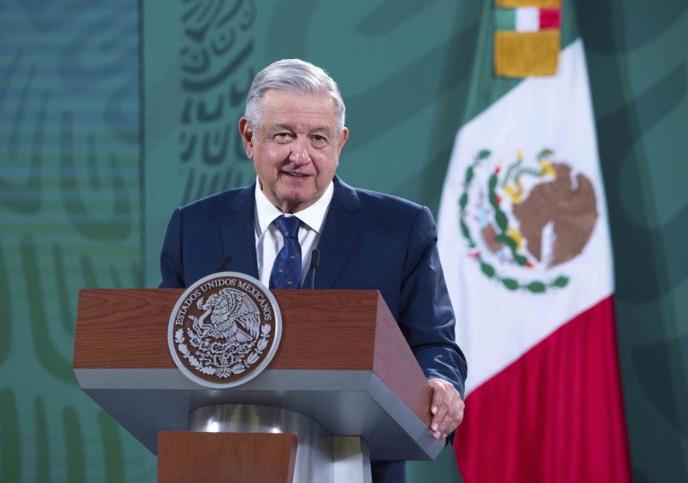 López Obrador advierte que aplicará la ley a funcionarios que roben