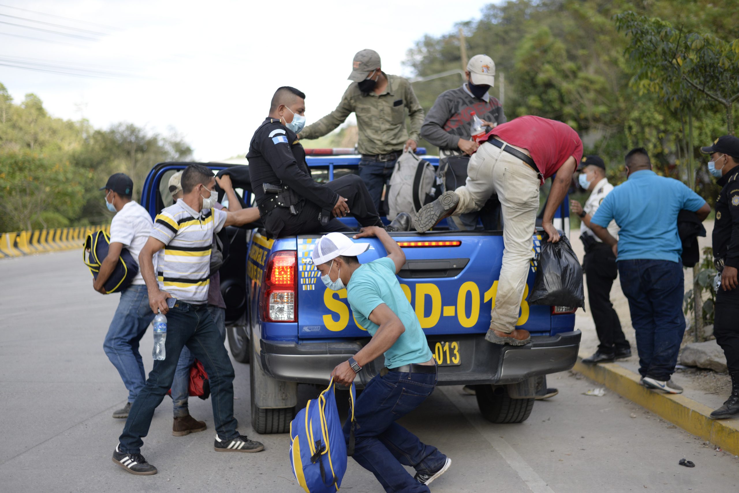 Detienen a salvadoreños acusados de organizar caravana de migrantes a EEUU
