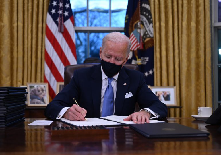 Biden firma los primeros decretos; incluye el retorno de EEUU al acuerdo climático de París y OMS