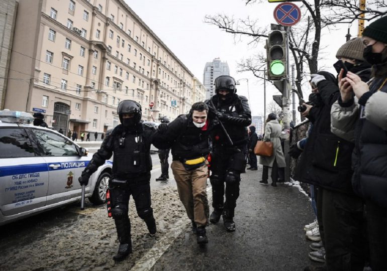 La policía rusa detiene a más de 4,400 personas en manifestaciones pro-Navalni